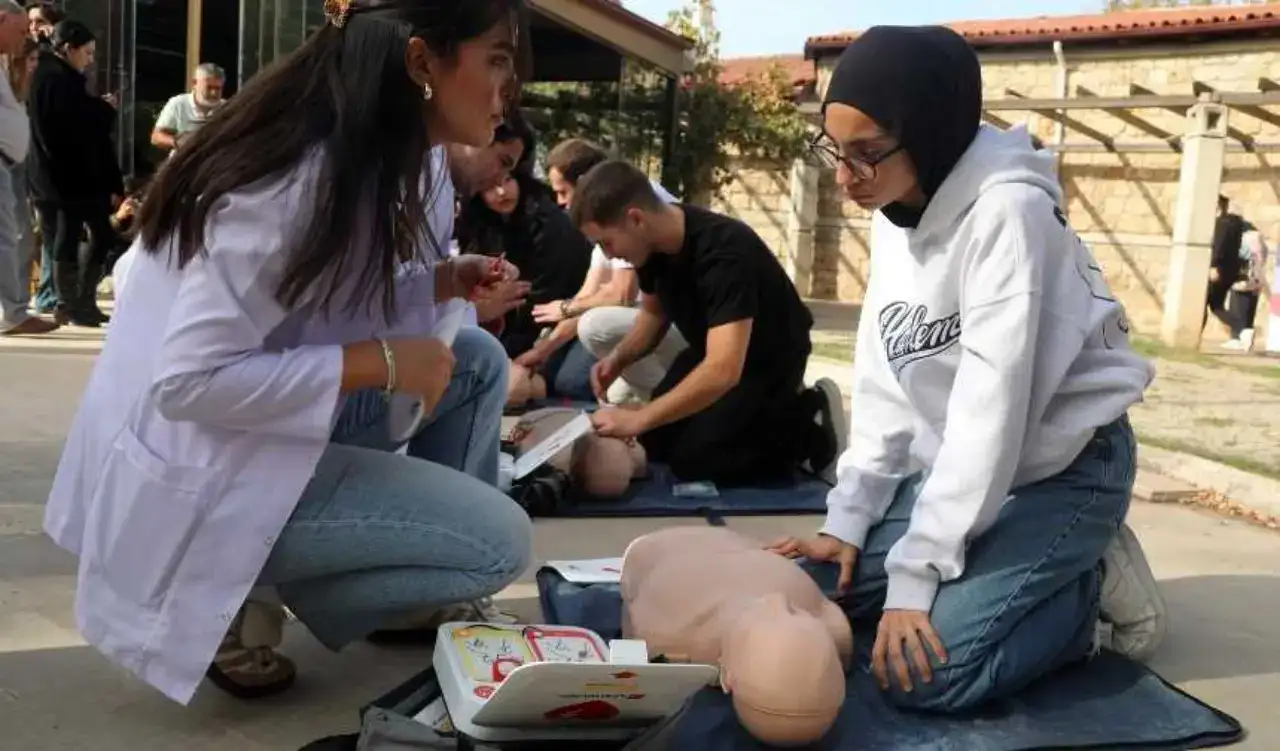 Akdeniz Üniversitesi’nde Öğrencilere 10 Dakikada Hayat Kurtaran Eğitim! 7